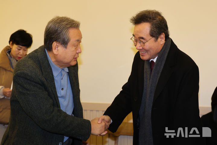 [서울=뉴시스] 권창회 기자 = 김무성(왼쪽) 전 새누리당 대표와 이낙연 전 국무총리가 3일 서울 여의도 한 식당에서 열린 전 국회의장·국무총리·당대표들로 구성된 '나라를 걱정하는 원로모임' 3차 간담회에서 악수하고 있다. 2025.02.03. kch0523@newsis.com