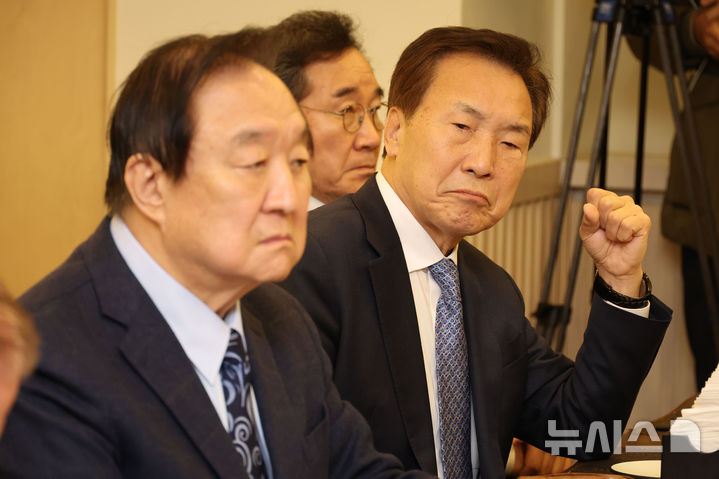 [서울=뉴시스] 권창회 기자 = 손학규 전 민주당 대표가 3일 서울 여의도 한 식당에서 열린 전 국회의장·국무총리·당대표들로 구성된 '나라를 걱정하는 원로모임' 3차 간담회에서 김진표 전 국회의장의 발언을 듣고 있다. 2025.02.03. kch0523@newsis.com