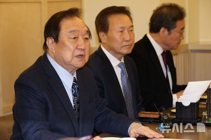 [서울=뉴시스] 권창회 기자 = 정대철 헌정회장이 3일 서울 여의도 한 식당에서 열린 전 국회의장·국무총리·당대표들로 구성된 '나라를 걱정하는 원로모임' 3차 간담회에서 발언하고 있다. 2025.02.03. kch0523@newsis.com