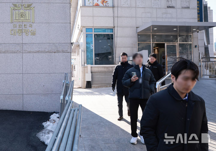 [서울=뉴시스] 조수정 기자 = 경찰청 국가수사본부 비상계엄 특별수사단이 3일 서울 용산 대통령실 청사 입구에서 윤석열 대통령 체포영장 집행 과정을 방해한 혐의를 받는 대통령경호처 김성훈 차장 및 이광우 경호본부장 대상 경호처 사무실 압수수색을 시도하기 위해 대기하며 민원실을 드나들고 있다. (대통령실통신사진기자단) 2025.02.03. chocrystal@newsis.com