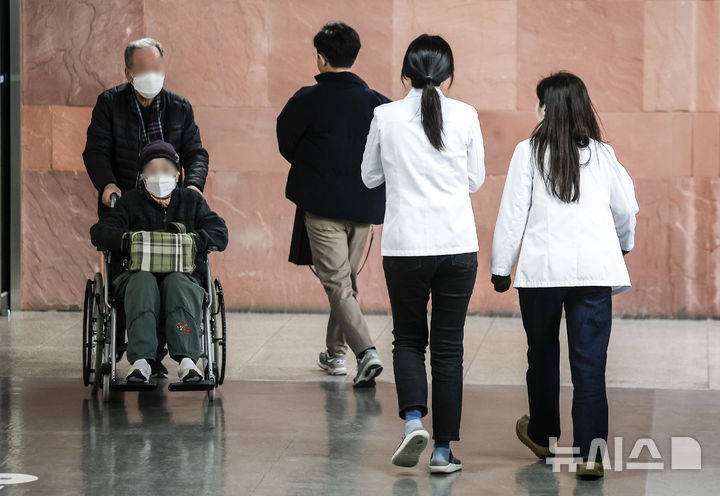[서울=뉴시스] 정병혁 기자 = 3일 서울시내 한 대학병원에서 의료진이 이동하고 있다. 2025.02.03. jhope@newsis.com