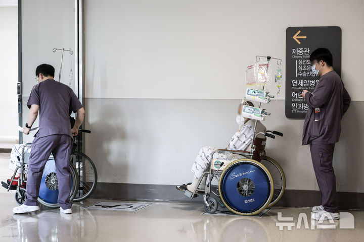 [서울=뉴시스] 정병혁 기자 = 3일 서울시내 한 대학병원에서 환자와 의료진이 진료를 기다리고 있다. 2025.02.03. jhope@newsis.com