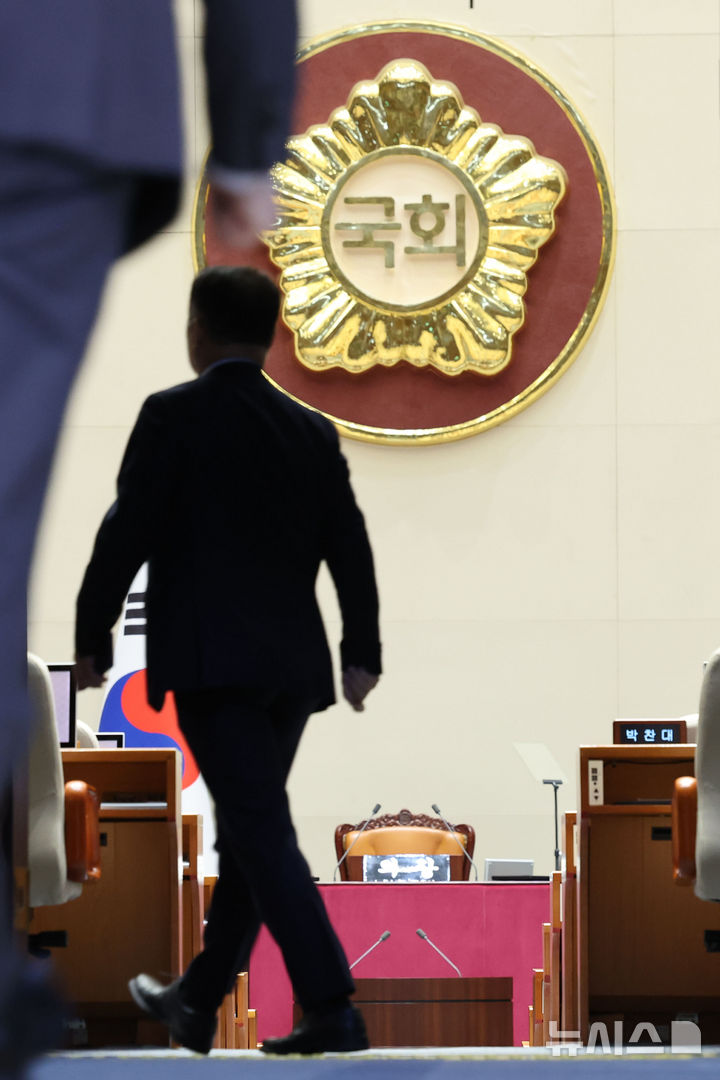 [서울=뉴시스] 권창회 기자 = 3일 오후 서울 여의도 국회에서 열린 제422회 국회(임시회) 제1차 본회의 개회식 시작에 앞서 의원들이 들어가고 있다. 2025.02.03. kch0523@newsis.com