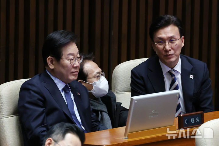 [서울=뉴시스] 조성우 기자 = 이재명(왼쪽) 더불어민주당 대표가 3일 오후 서울 여의도 국회에서 열린 제422회 국회(임시회) 제1차 본회의에서 김민석(오른쪽) 최고위원, 박선원 의원과 대화하고 있다. 2025.02.03. xconfind@newsis.com