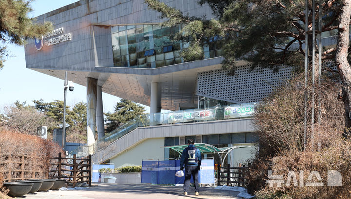 [서울=뉴시스] 추상철 기자 = 3일 오후 서울 용산구 국립한글박물관에서 작업자들이 작업을 하고 있다. 한글박물관은 지난 1일 화재가 발생해 소장한 유물 및 자료를 옮기고 있으며 4일 현장감식이 진행될 예정이다. 2025.02.03. scchoo@newsis.com
