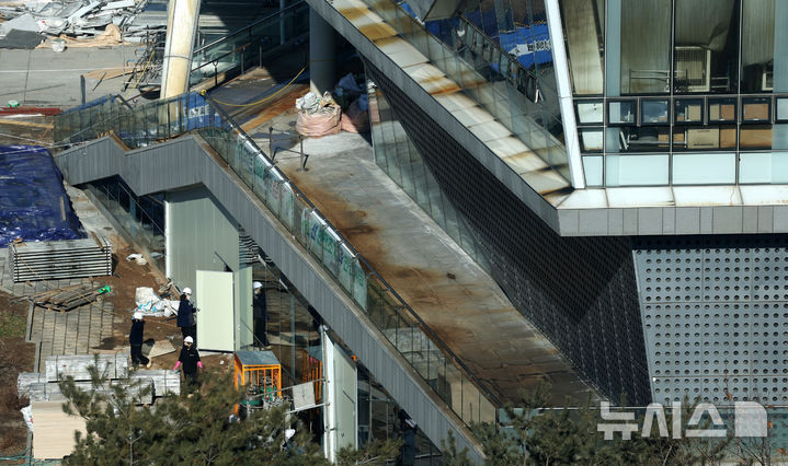 [서울=뉴시스] 추상철 기자 = 3일 오후 서울 용산구 국립한글박물관에서 작업자들이 작업을 하고 있다. 한글박물관은 지난 1일 화재가 발생해 소장한 유물 및 자료를 옮기고 있으며 4일 현장감식이 진행될 예정이다. 2025.02.03. scchoo@newsis.com