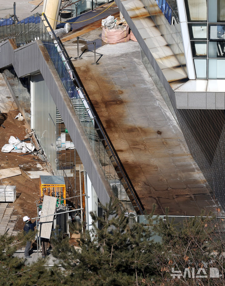 [서울=뉴시스] 추상철 기자 = 3일 오후 서울 용산구 국립한글박물관에서 작업자들이 작업을 하고 있다. 한글박물관은 지난 1일 화재가 발생해 소장한 유물 및 자료를 옮기고 있으며 4일 현장감식이 진행될 예정이다. 2025.02.03. scchoo@newsis.com