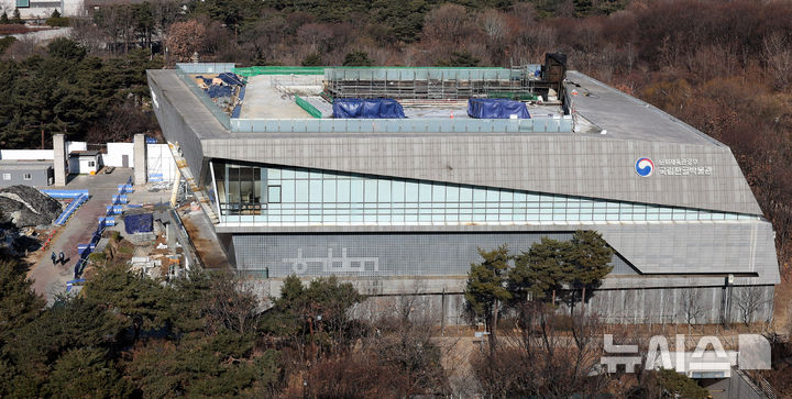 [서울=뉴시스] 추상철 기자 = 3일 오후 서울 용산구 국립한글박물관에서 작업자들이 작업을 하고 있다. 한글박물관은 지난 1일 화재가 발생해 소장한 유물 및 자료를 옮기고 있으며 4일 현장감식이 진행될 예정이다. 2025.02.03. scchoo@newsis.com