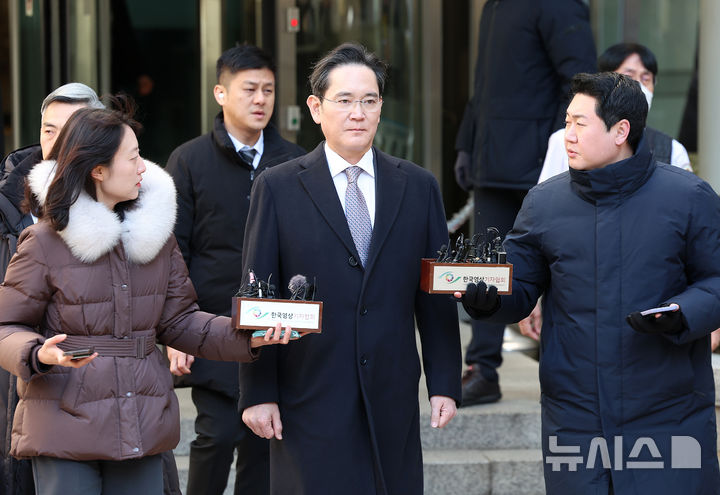 [서울=뉴시스] 이영환 기자 = 제일모직과 삼성물산의 부당합병 의혹으로 재판을 받고 있는 이재용 삼성전자 회장이 3일 오후 서울 서초구 서울고등법원에서 열린 항소심 선고기일을 마친 후 법원을 나서고 있다.이 회장은 1심에 이어 항소심에서도 무죄를 선고 받았다. 2025.02.03. 20hwan@newsis.com