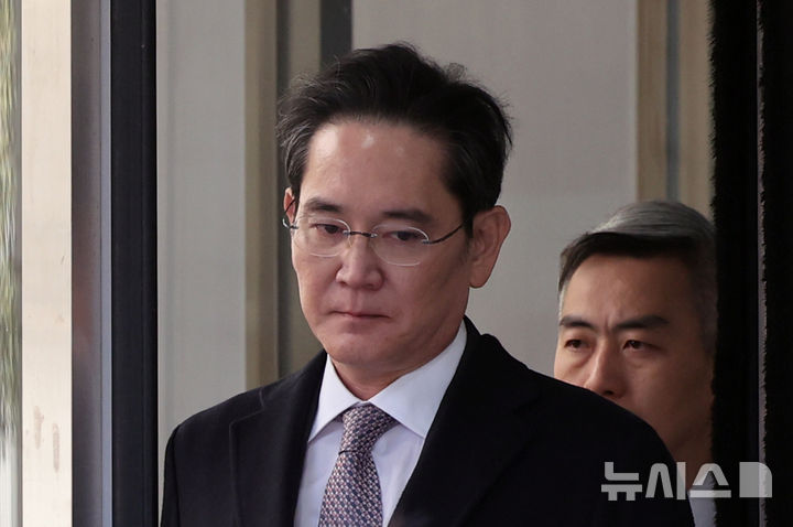 [서울=뉴시스] 김금보 기자 = 제일모직과 삼성물산의 부당합병 의혹으로 재판을 받고 있는 이재용 삼성전자 회장이 3일 오후 서울 서초구 서울고등법원에서 열린 항소심에서 무죄를 선고 받고 법원을 나서고 있다. 이 회장은 삼성그룹 부회장을 맡았던 당시 경영권 승계와 그룹 지배력 강화를 위해 지난 2015년 진행된 삼성물산과 제일모직 합병 과정에 위법하게 관여한 혐의 등으로 2020년 9월 재판에 넘겨졌으며 지난해 2월 1심 판결에서 무죄를 선고 받았다. 2025.02.03. kgb@newsis.com
