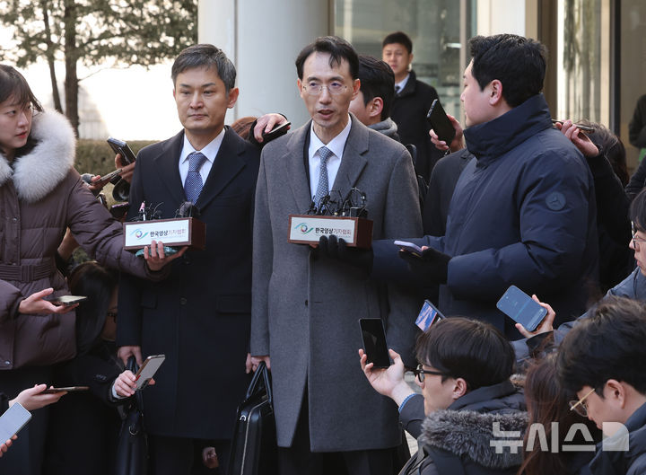 [서울=뉴시스] 김금보 기자 = 제일모직과 삼성물산의 부당합병 의혹으로 재판을 받고 있는 이재용 삼성전자 회장의 변호인단이 3일 오후 서울 서초구 서울고등법원에서 열린 항소심에서 무죄를 선고 받은 뒤 취재진의 질문에 답하고 있다. 이 회장은 삼성그룹 부회장을 맡았던 당시 경영권 승계와 그룹 지배력 강화를 위해 지난 2015년 진행된 삼성물산과 제일모직 합병 과정에 위법하게 관여한 혐의 등으로 2020년 9월 재판에 넘겨졌으며 지난해 2월 1심 판결에서 무죄를 선고 받았다. 2025.02.03. kgb@newsis.com