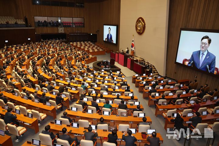 [서울=뉴시스] 조성봉 기자 = 우원식 국회의장이 지난 3일 오후 서울 여의도 국회에서 열린 제422회 국회(임시회) 제1차 본회의 개회식에서 개회를 하고 있다. 2025.02.03. suncho21@newsis.com