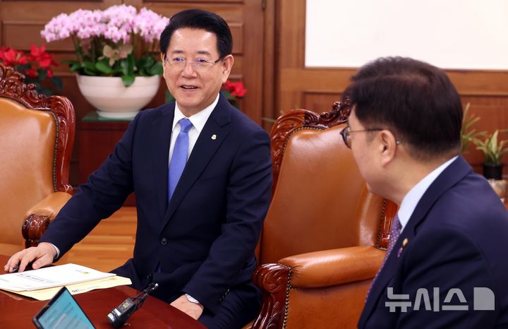 [서울=뉴시스] 조성봉 기자 = 우원식 국회의장이 3일 오후 서울 여의도 국회의장 집무실에서 김영록(왼쪽) 전라남도지사를 접견하고 있다. 이날 김 전라남도지사는 '전라남도 국립의과대학 설립 건의서'를 우원식 국회의장에게 전달했다. 2025.02.03. suncho21@newsis.com