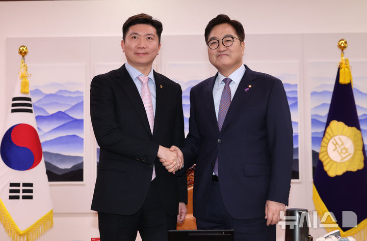 [서울=뉴시스] 권창회 기자 = 우원식 국회의장이 3일 오후 서울 여의도 국회에서 유승민 대한체육회장 당선인을 접견하며 기념촬영을 하고 있다. 2025.02.03. kch0523@newsis.com