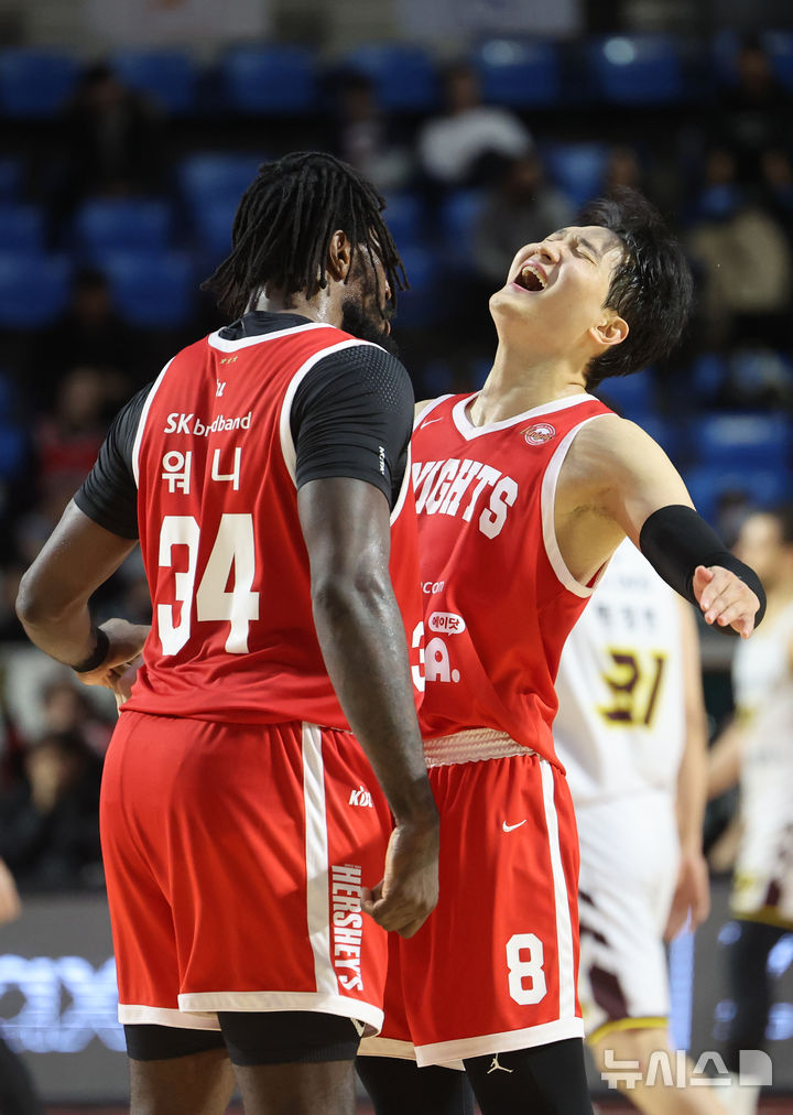 [서울=뉴시스] 김금보 기자 = 지난달 3일 서울 송파구 잠실학생체육관에서 열린 프로농구 2024~2025 KBL리그 서울 SK 나이츠와 창원 LG 세이커스의 경기, 4쿼터 SK 안영준이 3점슛을 넣고 자밀 워니와 기뻐하고 있다. 2025.02.03. kgb@newsis.com