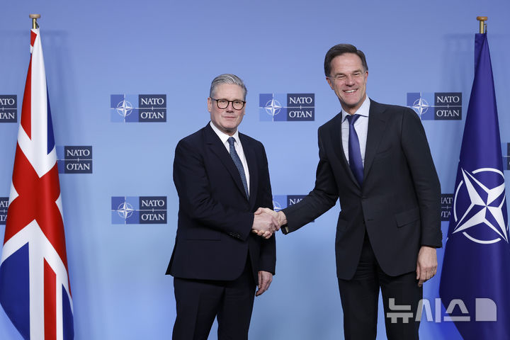 [브뤼셀=AP/뉴시스] 키어 스타머 영국 총리(왼쪽)와 마르크 뤼터 북대서양조약기구(NATO.나토) 사무총장이 3일(현지 시간) 벨기에 브뤼셀 나토 본부에서 회담에 앞서 인사를 나누고 있다. 2025.02.04.