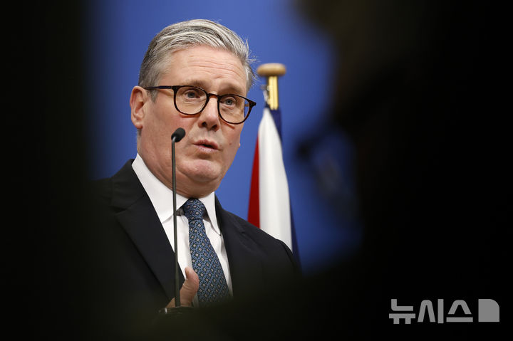 [브뤼셀=AP/뉴시스] 키어 스타머 영국 총리가 2027년까지 영국 국방비를 국내총생산(GDP)의 2.5%로 올리겠다고 밝혔다. 사진은 지난 3일(현지 시간) 벨기에 브뤼셀 북대서양조약기구(NATO.나토) 본부에서 기자회견을 하는 스타머 총리. 2025.02.04.