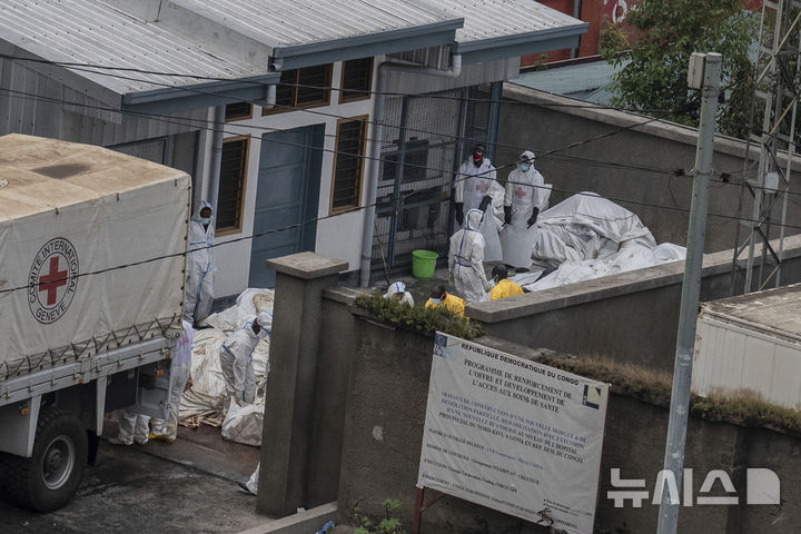 [AP/뉴시스] 3일 콩고 동부 고마시에서 적십자 요원들이 반군 M23과 정부군 간 전투로 사망한 사람들 시신을 수습해 싣고 있다 