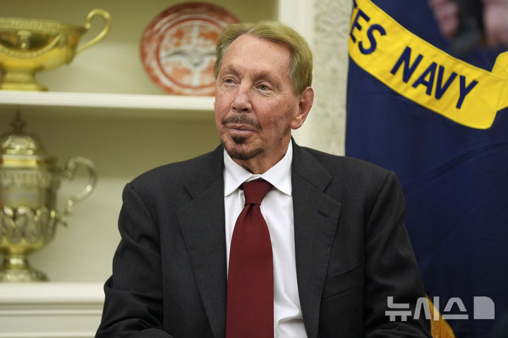 [워싱턴=AP/뉴시스] 사진은 지난 2월 3일(현지 시간) 미국 워싱턴 백악관에서 도널드 트럼프 대통령이 행정명령에 서명하는 동안 오라클의 래리 엘리슨 회장 겸 최고기술책임자(CTO)가 앉아 있는 모습. 2025.12.18.