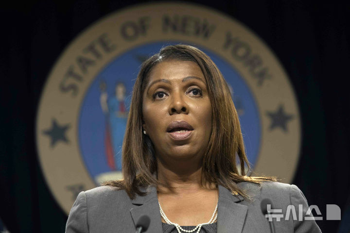 [뉴욕=AP/뉴시스]레티샤 제임스 뉴욕주 법무장관이 기자회견하는 모습의 자료사진.  트럼프 정부의 법무부는 제임스가 별도의 주택 한 채를 소유한 채 가끔 임대를 해준 것을 부동산 불법대출사기로 엮어서 기소했고, 흑인 인권단체를 비롯한 흑인사회는 인종차별적 불법 기소라며 반대투쟁을 선언했다. 2025.  10.12. 