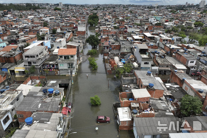 [상파울루=AP/뉴시스] 브라질 최대도시 상파울루의 자르징 판타나우 거리가 집중 호우로 침수했다. 2025.02.04.