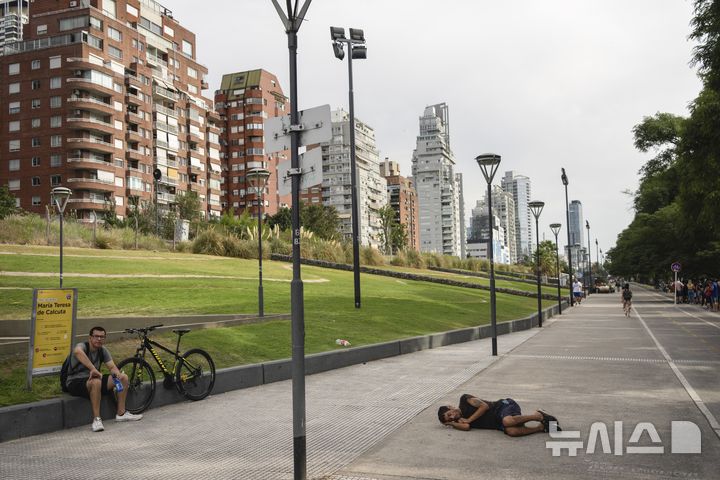 [부에노스아이레스=AP/뉴시스] 2월 3일 아르헨티나 부에노스아이레스에서 폭염이 심한 가운데 한 남성이 도로에 누워 잠을 청하고 있다. 부에노스아이레스는 33도에 달하는 무더운 날씨에 2월11일 시내 51층 빌딩에서 불이나 100여명이 대피했다. 2025.02. 12.