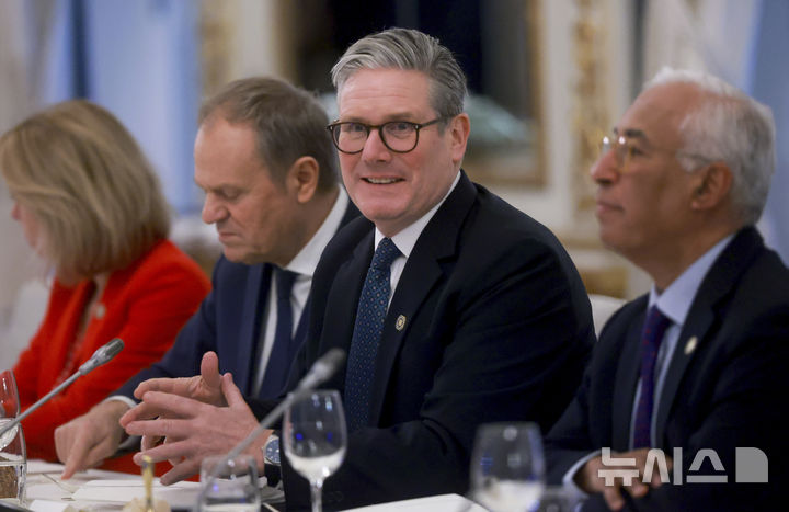 [브뤼셀=AP/뉴시스] 영국이 한국 기업들도 도전장을 내민 8조원 규모 폴란드 잠수함 수주전에 뛰어 들었다. 사진은 키어 스타머 영국 총리(오른쪽 두 번째)가 지난 3월 벨기에 브뤼셀 에그몬트궁에서 열린 유럽연합(EU) 정상회의에 참석한 모습. 2025.11.15. 