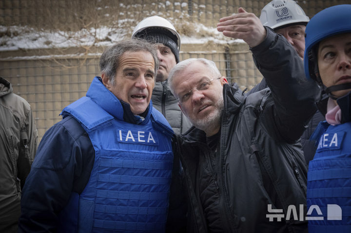 [키이우=AP/뉴시스] 라파엘 그로시(왼쪽) 국제원자력기구(IAEA) 사무총장이 올해 2월 4일 우크라이나 키이우의 변전소를 방문해 헤르만 갈루셴코 우크라이나 에너지부 장관과 함께 손상된 변압기를 살펴보고 있다. 그로시 사무총장은 "핵사고는 원전에 대한 직접 공격 뿐 아니라 안전 유지를 위한 외부 전력 공급 중단으로도 발생할 수 있다"고 경고했다. 2025. 12. 24. 