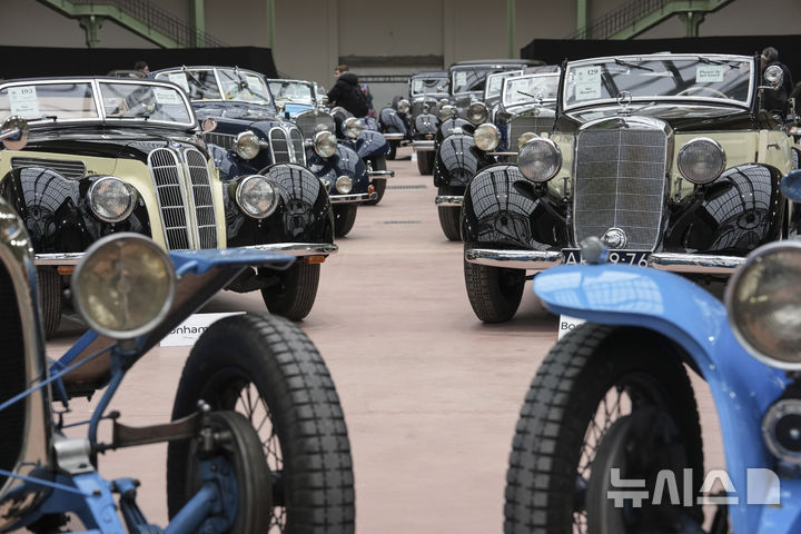 [파리=AP/뉴시스] 4일(현지 시간) 프랑스 파리 그랑 팔레에서 본햄 자동차 경매에 출품된 올드카가 전시돼 있다. 2025.02.05.