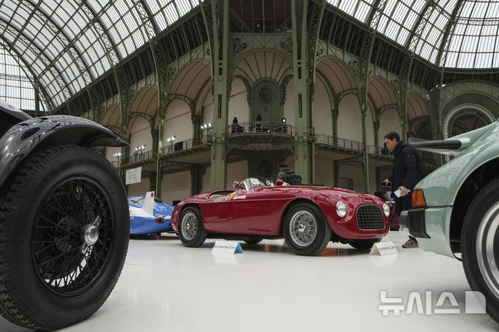 [파리=AP/뉴시스] 4일(현지 시간) 프랑스 파리 그랑 팔레에 1950년형 페라리 166MM 바르케타 투어링이 전시돼 있다. 본햄스 경매에 출품된 이 차량의 예상 낙찰가는 400만~600만 유로(한화 약 60억~90억 원)에 달한다. 2025.02.05.