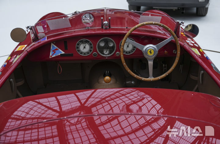 [파리=AP/뉴시스] 4일(현지 시간) 프랑스 파리 그랑 팔레에 1950년형 페라리 166MM 바르케타 투어링이 전시돼 있다. 본햄스 경매에 출품된 이 차량의 예상 낙찰가는 400만~600만 유로(한화 약 60억~90억 원)에 달한다. 2025.02.05.