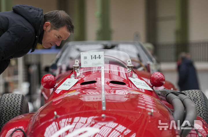 [파리=AP/뉴시스] 4일(현지 시간) 프랑스 파리 그랑 팔레에 1954년형 페라리 티포 555 슈퍼 스콸로 포뮬러 1이 전시돼 있다. 본햄스 경매에 출품된 이 차량의 예상 낙찰가는 400만~600만 유로(한화 약 60억~90억 원)에 달한다. 2025.02.05.