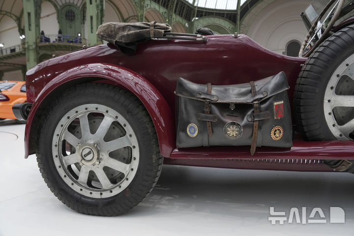 [파리=AP/뉴시스] 4일(현지 시간) 프랑스 파리 그랑 팔레에 1928년형 부가티 T43 그랜드 스포츠가 전시돼 있다. 본햄스 경매에 출품된 이 차량의 예상 낙찰가는 100만~150만 유로(한화 약 15억~22억 원)에 달한다. 2025.02.05.