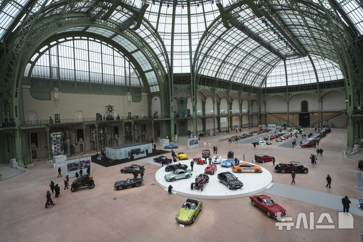 [파리=AP/뉴시스] 4일(현지 시간) 프랑스 파리 그랑 팔레에서 본햄 자동차 경매에 출품된 올드카가 전시돼 있다. 2025.02.05.