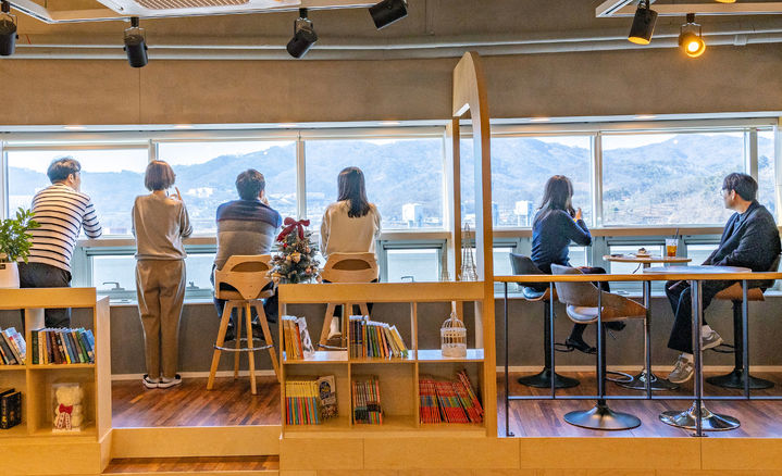 [칠곡=뉴시스] 북카페 호커1580 (사진=칠곡군 제공) 2025.02.04 photo@newsis.com *재판매 및 DB 금지