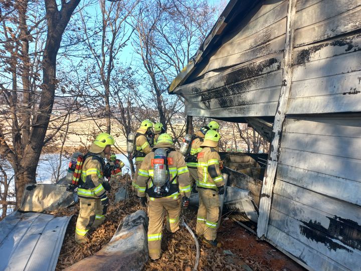 [인천=뉴시스] 3일 오후 3시38분께 인천 강화군 축사에서 불이 나 소방관들이 진화 작업을 벌이고 있다. (사진=인천소방본부 제공) 2025.02.04. photo@newsis.com *재판매 및 DB 금지