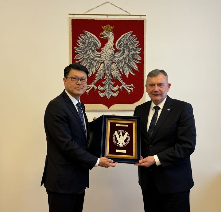 [서울=뉴시스] 조현기 방사청 기반전력사업본부장과 파베우 베이다 폴란드 국방차관이 1월 20일(현지시간) 폴란드 국방부에서 면담 후 기념촬영을 하고 있다. (사진=방위사업청 제공) 2025.02.04. photo@newsis.com *재판매 및 DB 금지