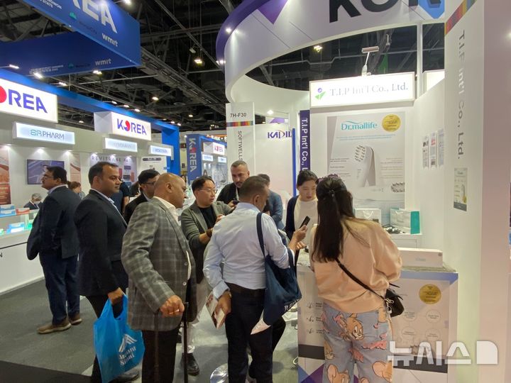 [광주=뉴시스]한국광융합산업진흥회가 최근 두바이 의료기기 전시회(Arab health 2025)에서 운영한 공동관. 