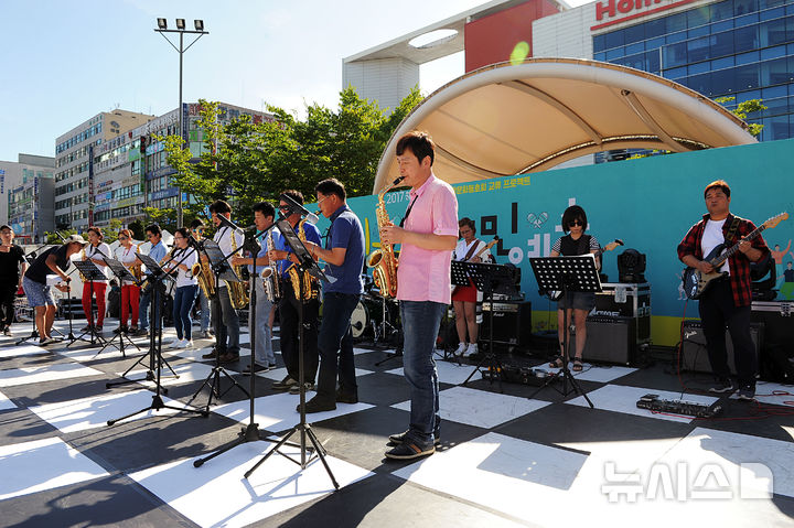 [안산=뉴시스]안산문화재단 문화예술활동 지원사업에 참여한 생활문화동호회원들이 공연을 하고 있다.(사진=안산문화재단 제공)2025.01.04.photo@newsis.com