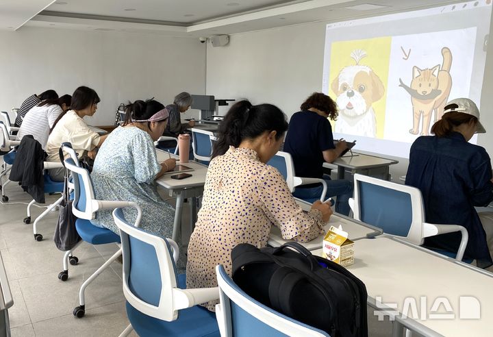 [제주=뉴시스] 제주도민대학에서 도민들이 디지털 드로잉을 배우고 있다. (사진=제주도 제공) photo@newsis.com
