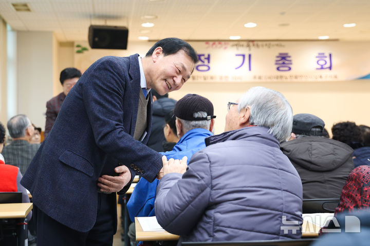 [안산=뉴시스]박태순 안산시의회 의장이 1월21일 상록구 노인지회 정기총회에서 시민과 악수를 나누고 있다.(사진=안산시의회 제공)2025.01.04.photo@newsis.com