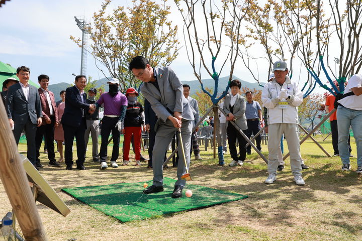 [고창=뉴시스] 지난 2023년 고창읍스포츠타운 파크골프장 개장식에서 심덕섭 군수가 시타를 하고 있다. *재판매 및 DB 금지