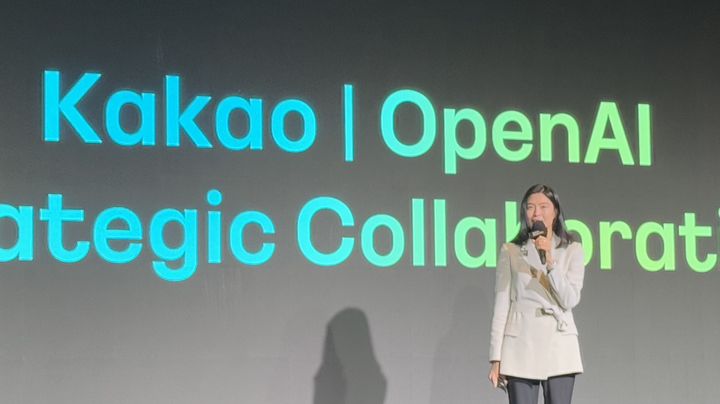 [서울=뉴시스] 윤정민 기자 = 정신아 카카오 대표가 4일 오전 서울 중구 더 플라자 호텔에서 열린 카카오-오픈AI 공동 기자간담회에서 발표하고 있다. 2025.02.04. alpaca@newsis.com *재판매 및 DB 금지