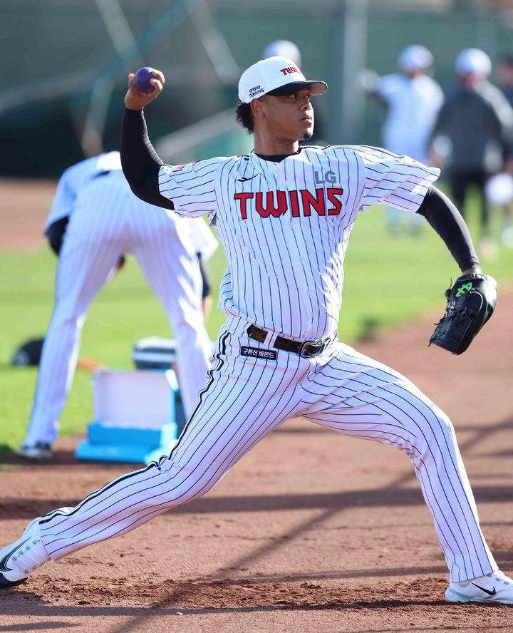 불펜 투구를 펼치는 LG 트윈스 외국인 투수 엘리에이저 에르난데스. 2025.02.04. (사진=LG 제공) *재판매 및 DB 금지