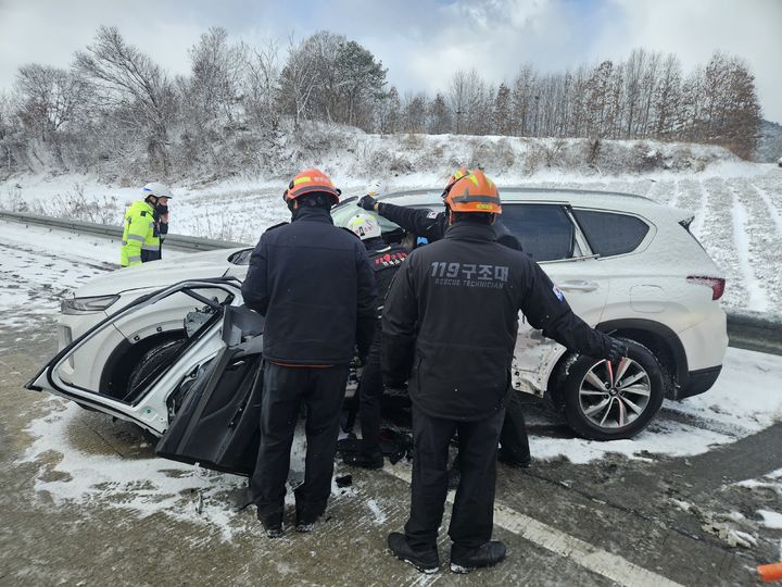 [고창=뉴시스] 4일 오전 전북 고창군을 지나는 서해안고속도로 하행선 한 지점에서 4.5t 트럭과 스포츠유틸리티차량이 부딪혀 소방대원들이 조치에 나서고 있다. (사진=전북특별자치도소방본부 제공) 2025.02.04. photo@newsis.com *재판매 및 DB 금지