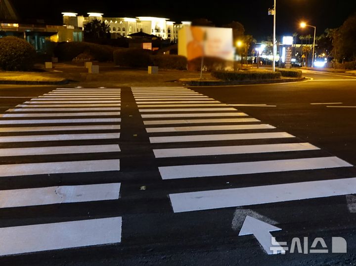  [제주=뉴시스] 오영재 기자 = 설 연휴인 지난 26일 제주 서귀포시 색달동 한 신호등 없는 횡단보도에서 길을 건너던 20대, 30대 자매가 우회전 하는 버스에 치여 1명이 숨지고 1명이 중상을 입는 사고가 발생했다. 사진은 지난 2일 오후 사고 횡단보도. 2025.02.04. oyj4343@newsis.com