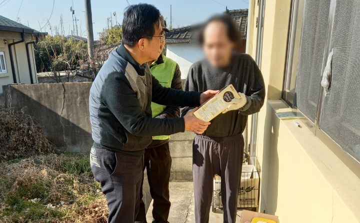 [창녕=뉴시스] 영산면에서 청장년 1인가구에 생필품을 전달하고 있다. (사진= 창녕군 제공) 2025.02.04. photo@newsis.com *재판매 및 DB 금지