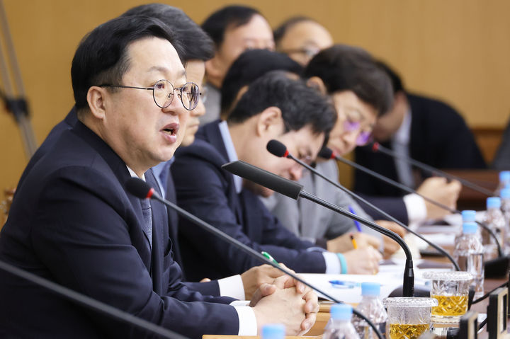 [대전=뉴시스]이장우 대전시장이 4일 확대간부회의에서 발언하고 있다. (사진=대전시 제공). 2025. 02. 04 photo@newsus.cim *재판매 및 DB 금지