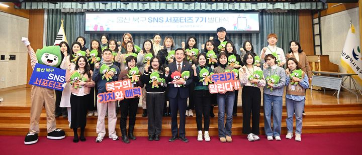 [울산=뉴시스] 박수지 기자 = 제7기 북구 SNS 서포터즈 발대식이 4일 북구청 대회의실에서 열린 가운데 박천동 북구청장이 서포터즈와 함께 기념촬영을 하고 있다. (사진=북구 제공) 2025.02.04. photo@newsis.com *재판매 및 DB 금지