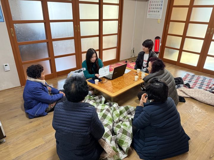 [밀양=뉴시스] 산내면 행정복지센터에서 용암마을 복지회관을 방문해 경남패스 사업 안내 및 회원가입을 도와주고 있다. (사진= 밀양시 제공) 2025.02.04. photo@newsis.com *재판매 및 DB 금지